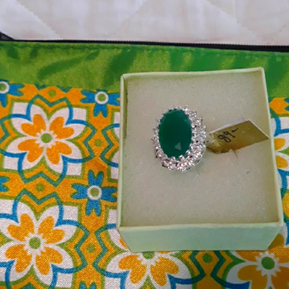 NWT gorgeous Emerald &white Sapphire  ring.